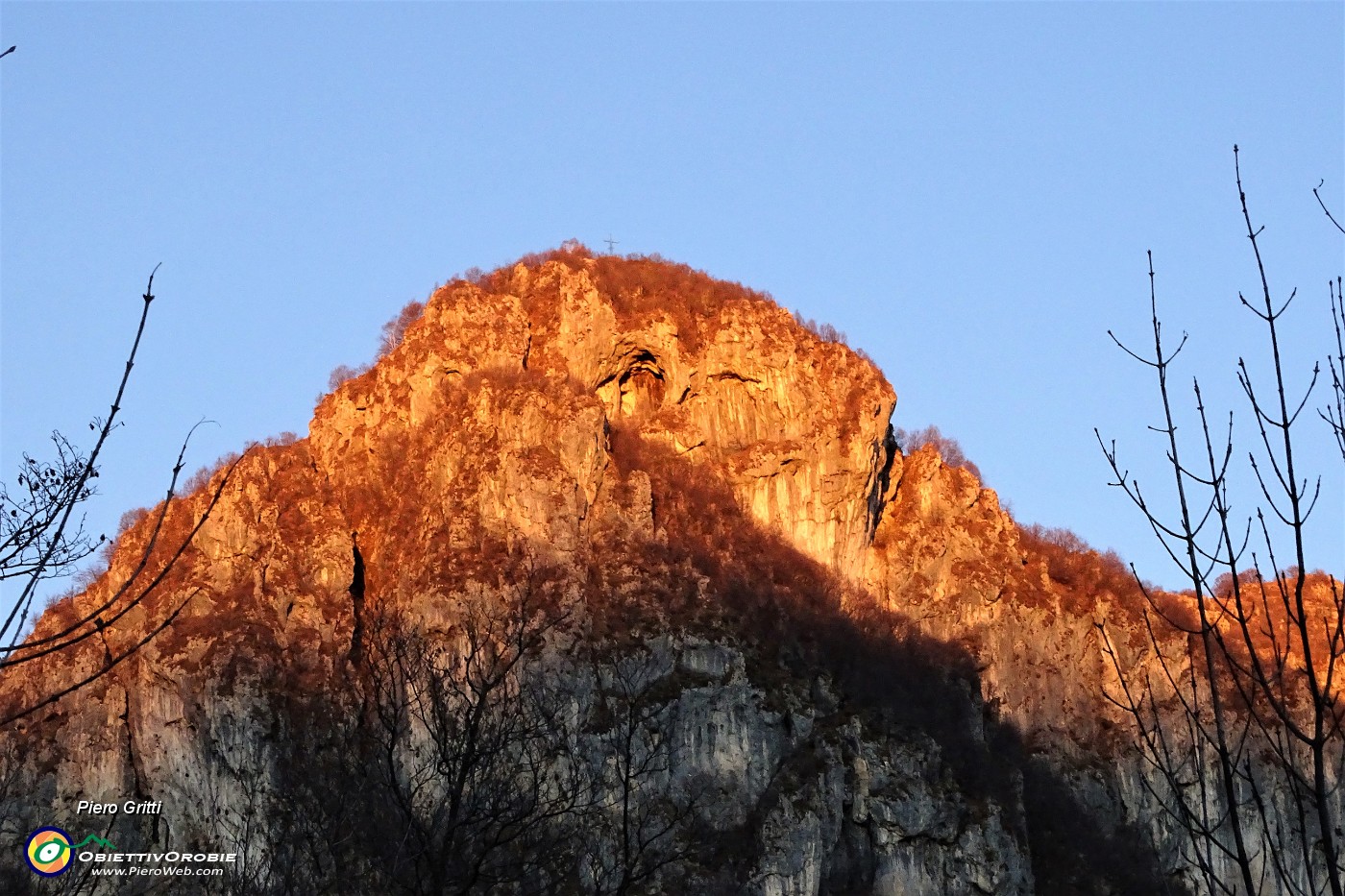 06 La Corna Camoscera (Coren 1329 m) nella luce del tramonto.JPG